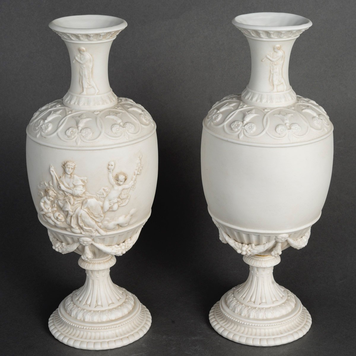 Une paire de vases en porcelaine de biscuit, fin du XIXe siècle — 18