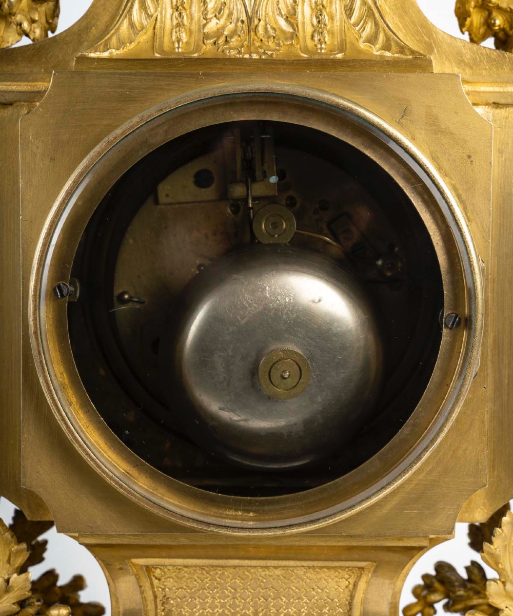Une pendule en bronze doré de style Napoléon III, fin du XIXe siècle — 13
