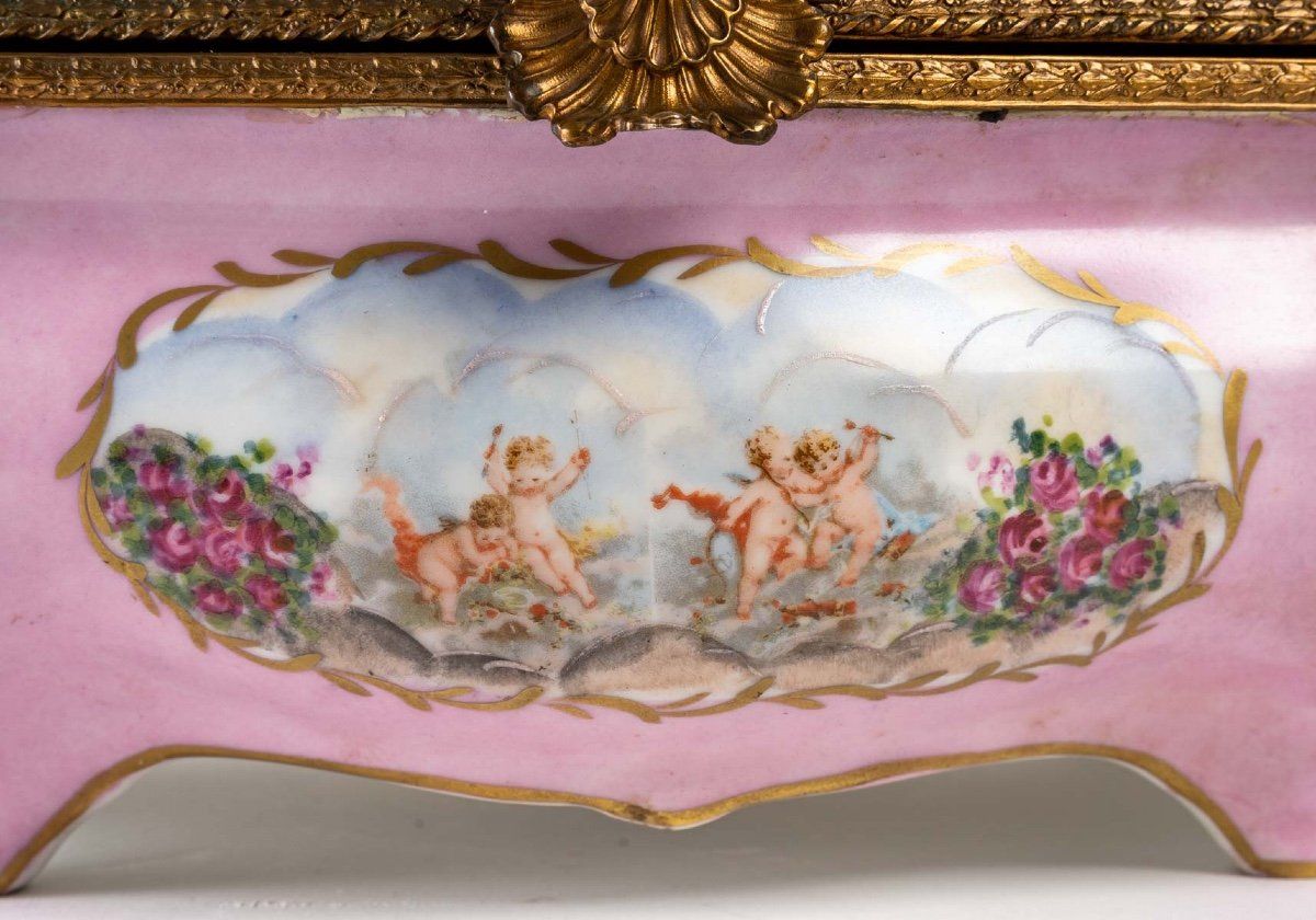 Boîte à bijoux en porcelaine rose de style Sèvres — 8