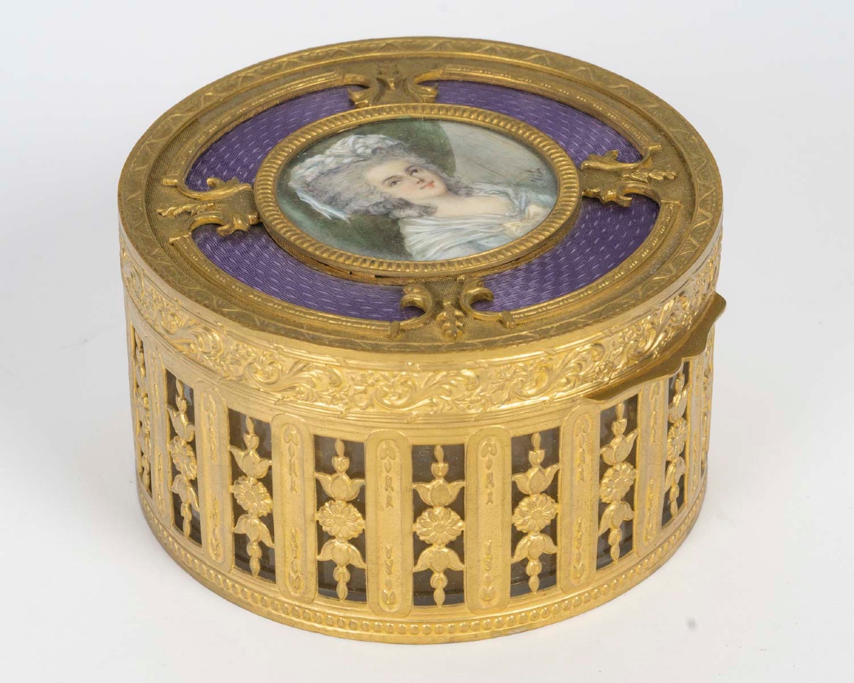 Un coffret à bijoux en bronze doré et émail violet, époque XIXe siècle