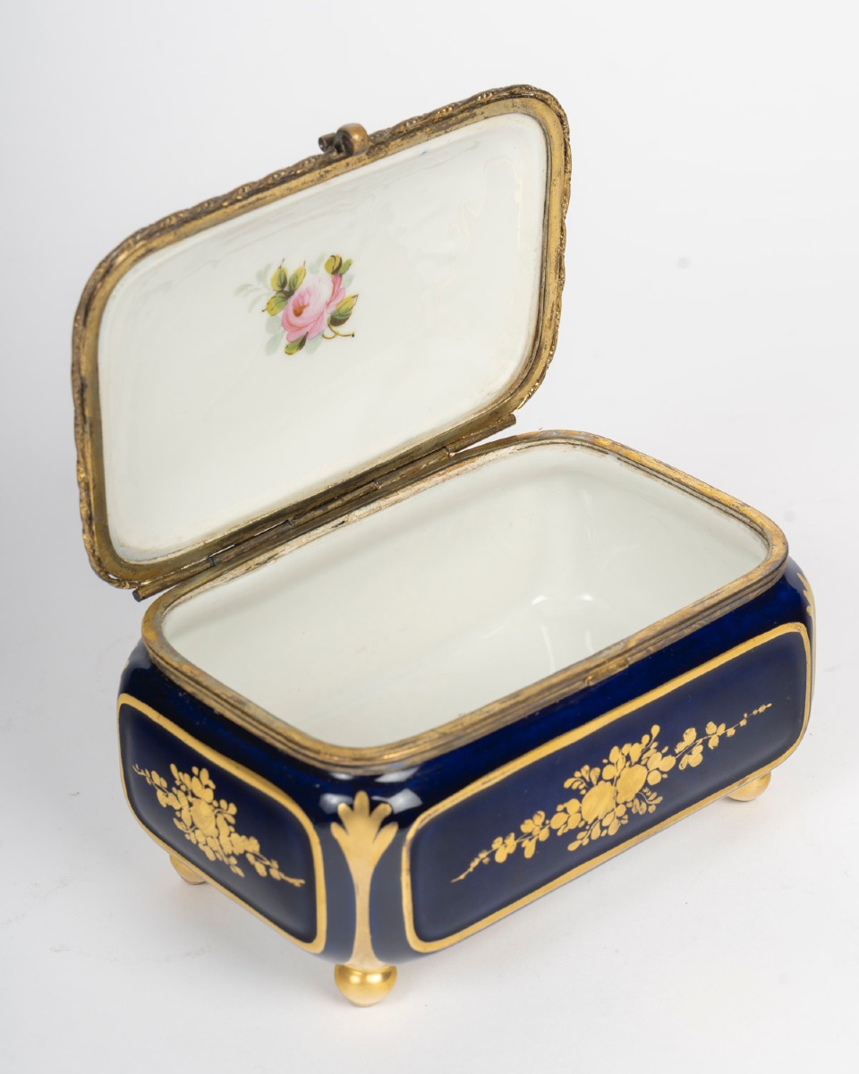 Un coffret à bijoux en porcelaine de Sèvres, fin du XIXe siècle — 4