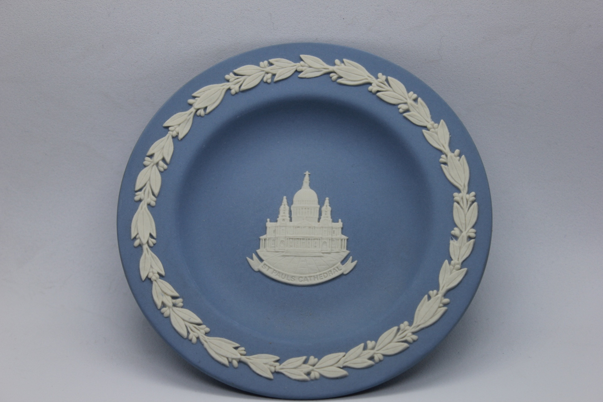 Coupe Commémorative Wedgwood Jasperware – ST PAUL CATHEDRAL – Made in England — 11