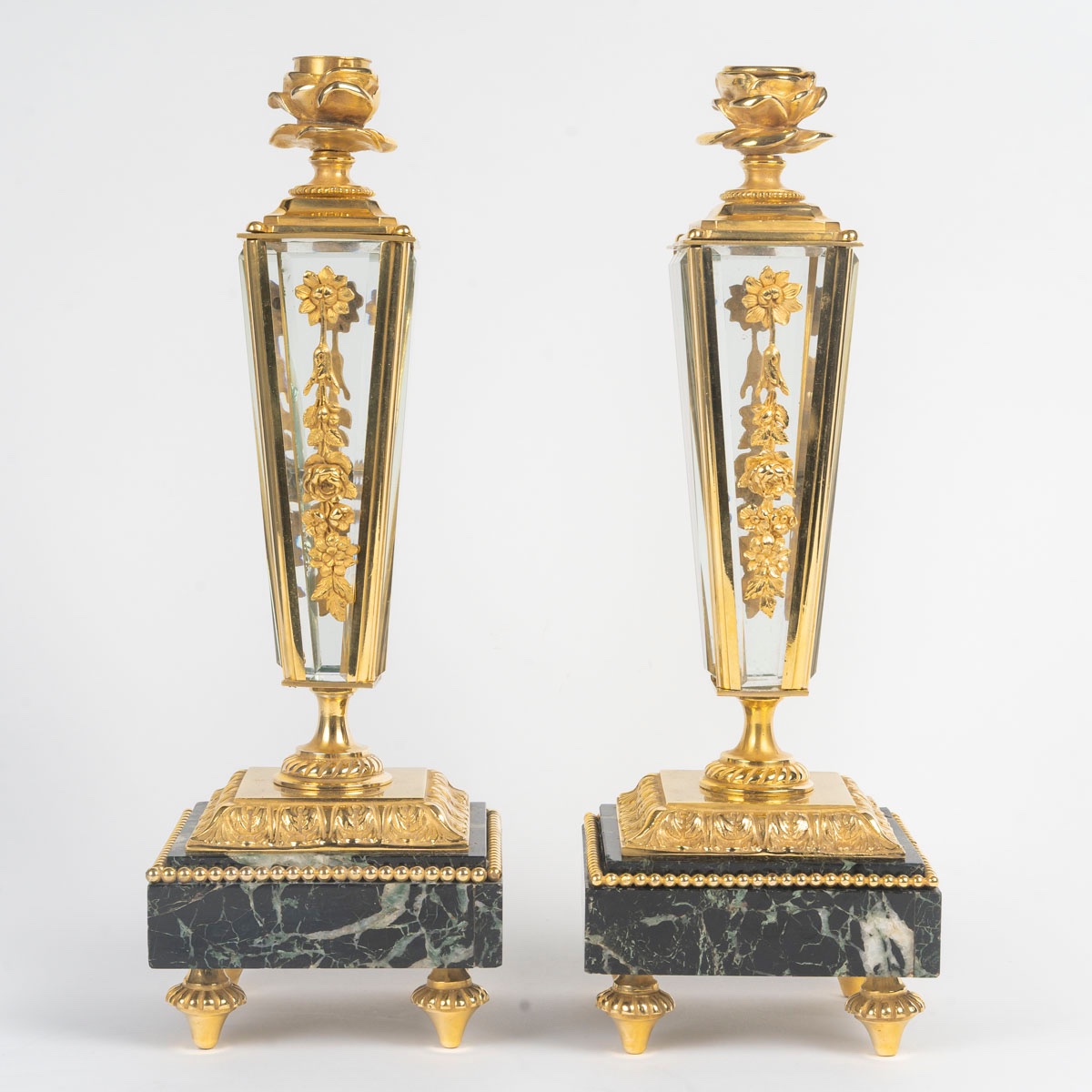 Une garniture en bronze doré et marbre vert de mer, fin du XIXe siècle — 11