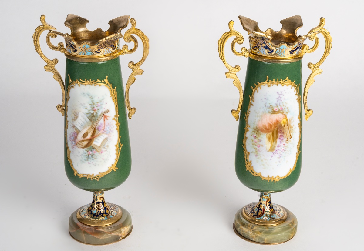 Une paire de vases en porcelaine et bronze cloisonné, fin du XIXe siècle — 12