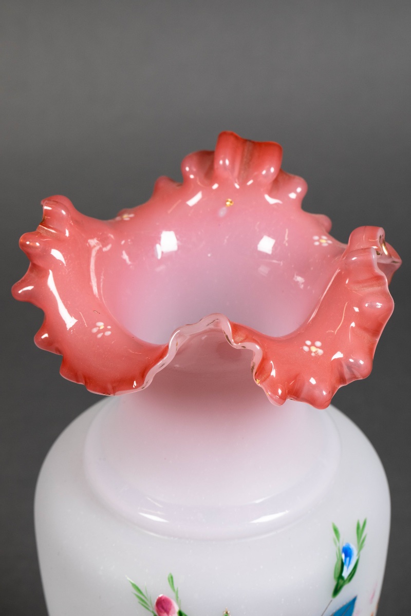 Une paire de vases en opaline, début du XXe siècle — 7