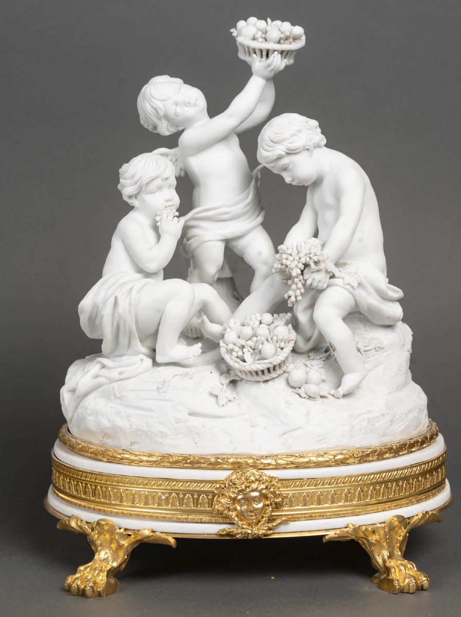Garniture en biscuit de Sèvres et bronze doré, de style Louis XVI, XIXe siècle — 6