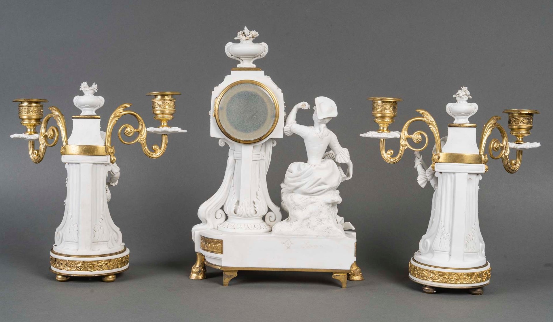 Garniture de cheminée en bronze doré et biscuit de Sèvres — 3