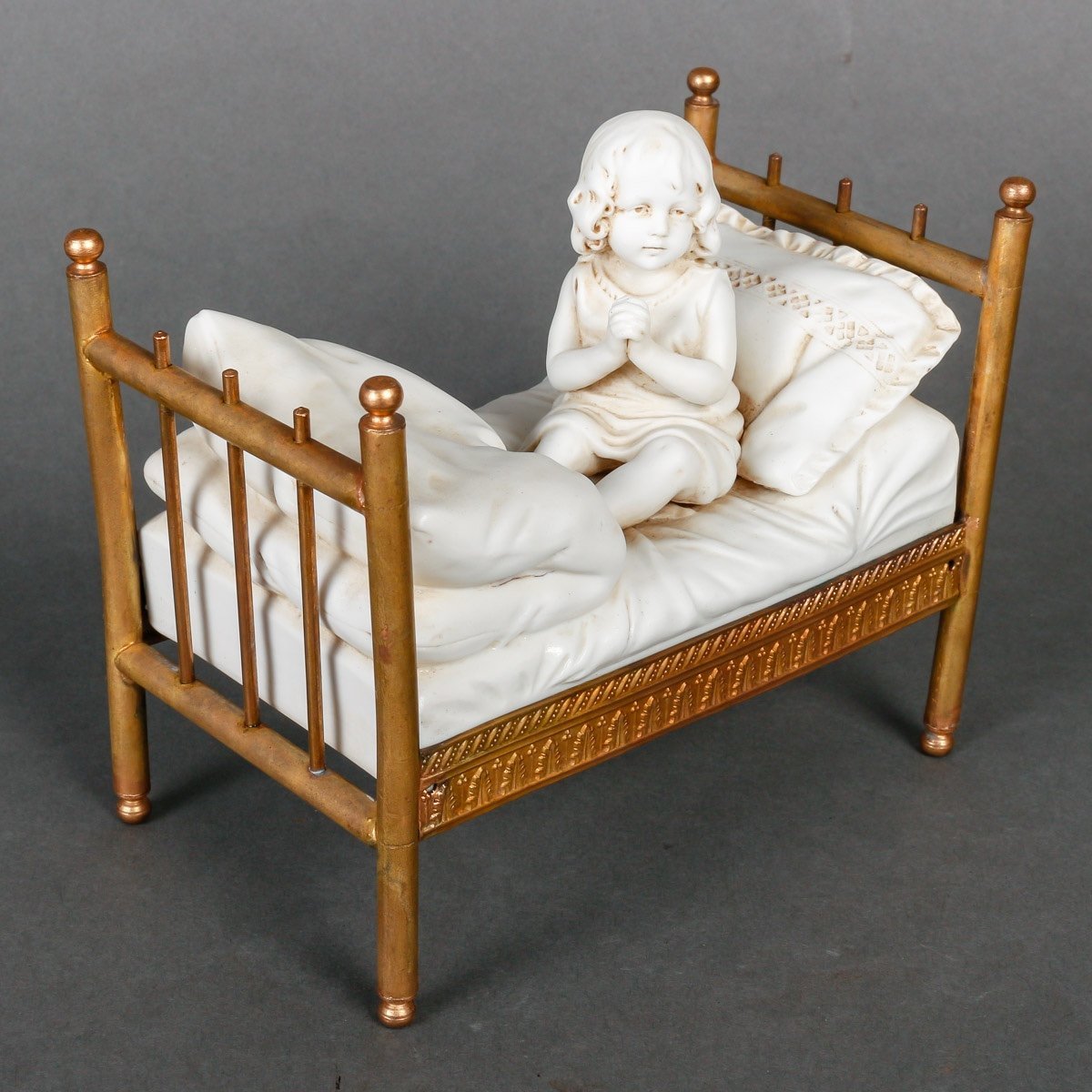 Miniature en biscuit sur un lit en bronze doré époque fin du XIXe siècle — 12
