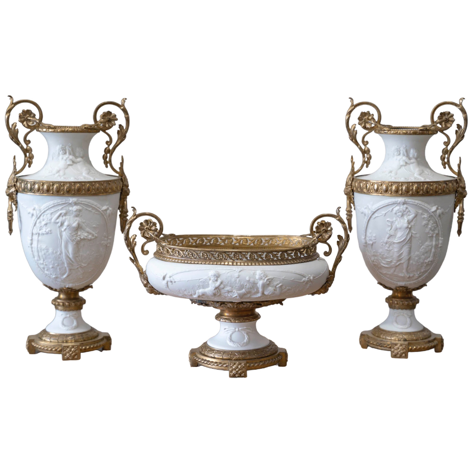 Un ensemble de deux vases et une coupe en biscuit et bronze doré, XIXe siècle — 11