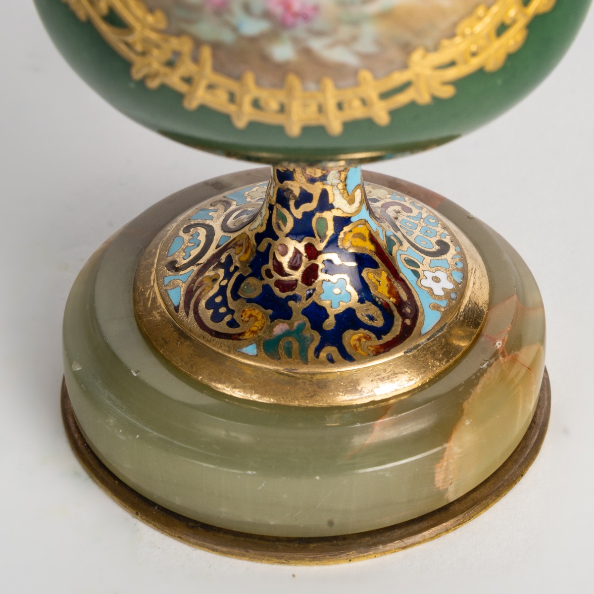 Une paire de vases en porcelaine et bronze cloisonné, fin du XIXe siècle — 8
