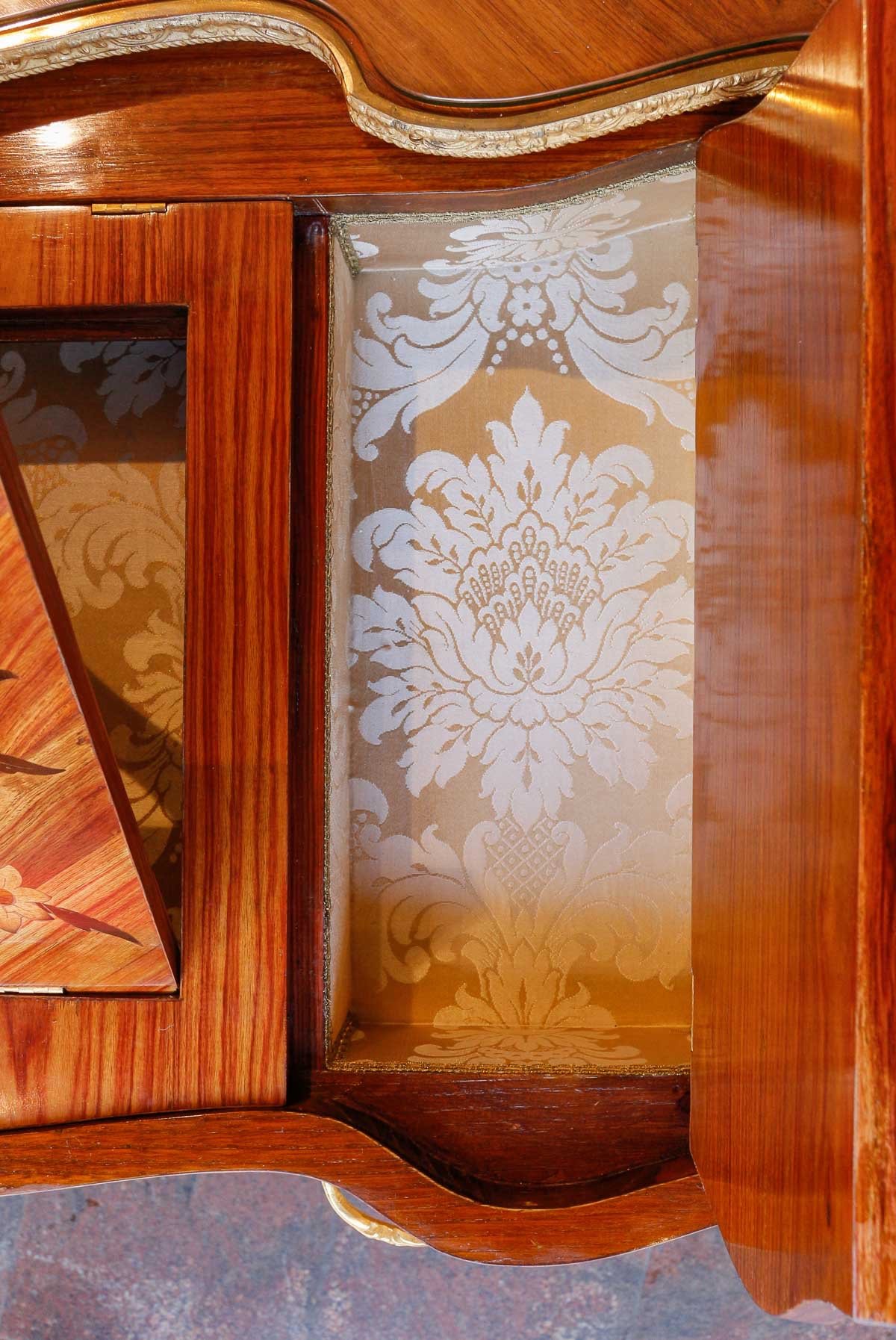Une belle table à écrire de style Louis XV — 4