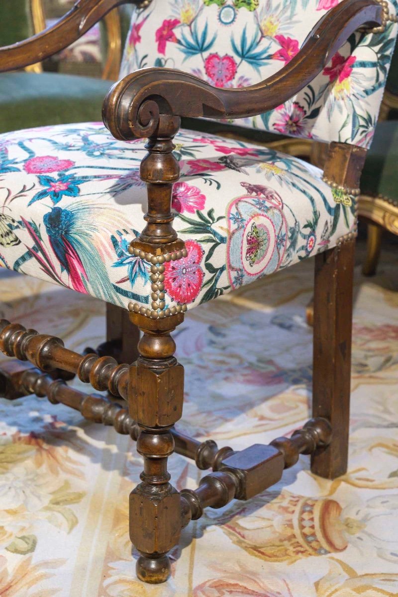 Une paire de Fauteuils de style Louis XIII, époque 18e siècle — 6