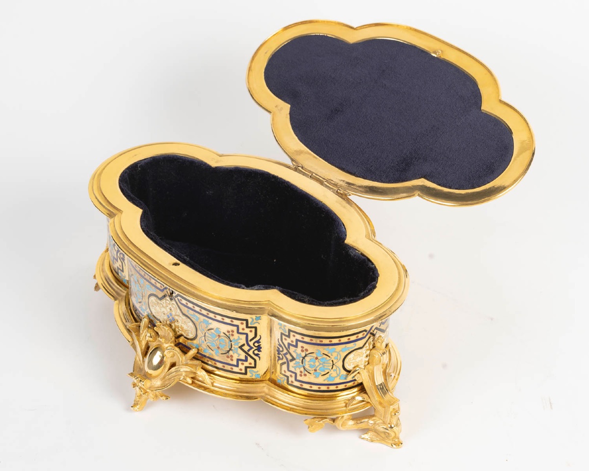 Coffret à bijoux en bronze doré et émaux champlevés, dans le goût de Ferdinand Barbedienne — 4