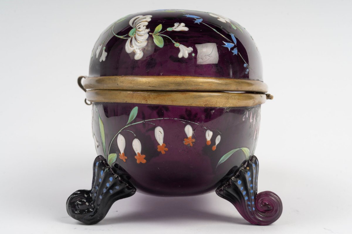 Boîte ovale en verre moulé améthyste à décor émaillé polychrome, art nouveau, vers 1900 — 8