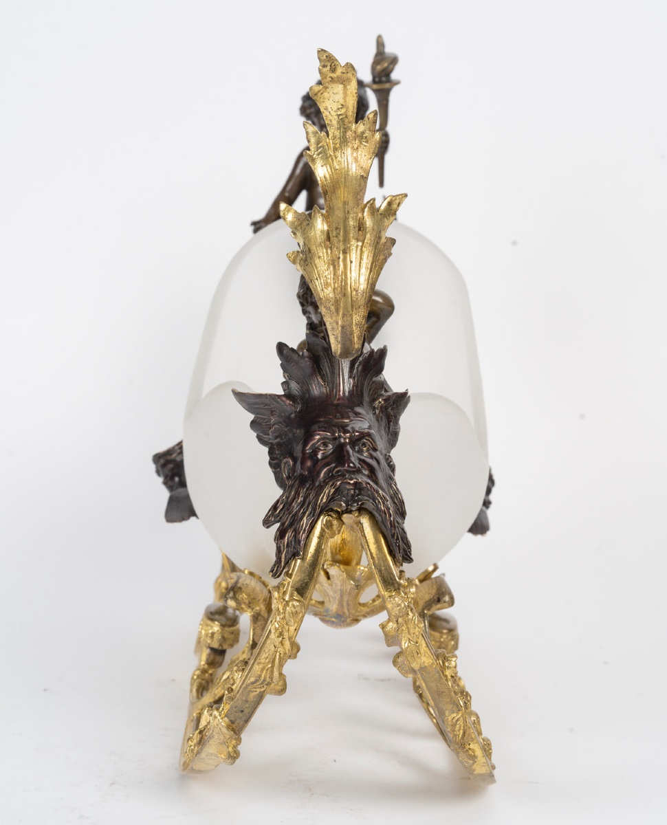 Une caleche en bronze et verre opalescent, fin du XIXe siècle — 6