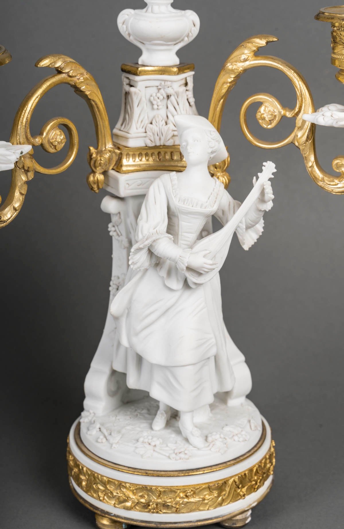Garniture de cheminée en bronze doré et biscuit de Sèvres — 4