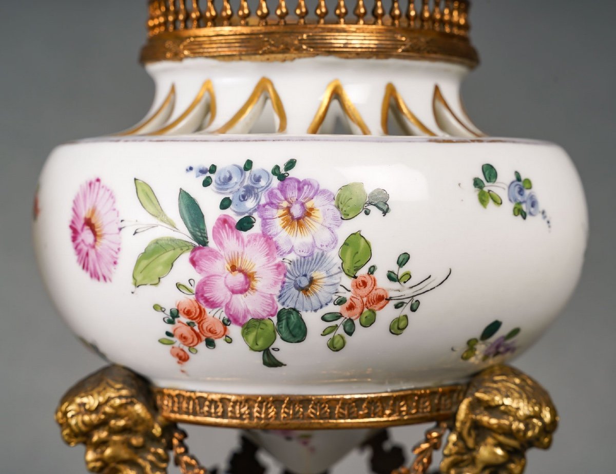 Paire de Brûle-parfums en porcelaine fin du XIXe siècle — 7