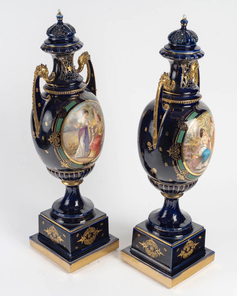 Paire de grands vases couverts en porcelaine de Royal Vienna, époque Napoléon III — 6