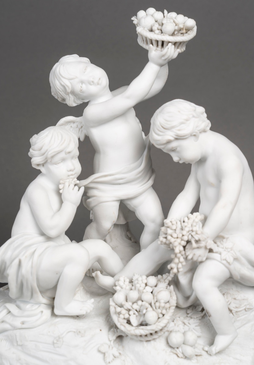 Garniture en biscuit de Sèvres et bronze doré, de style Louis XVI, XIXe siècle — 10