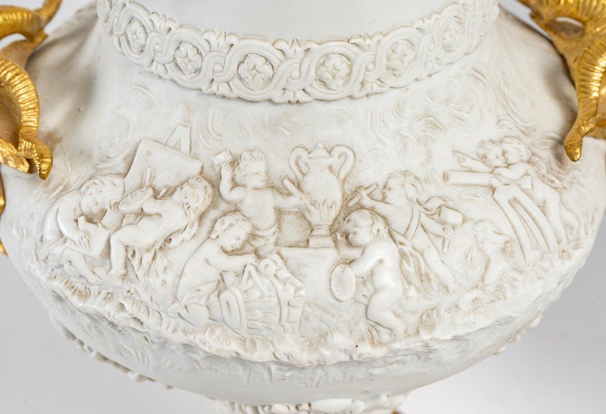 Une paire de vases en porcelaine de biscuit, fin du XIXe siècle — 18