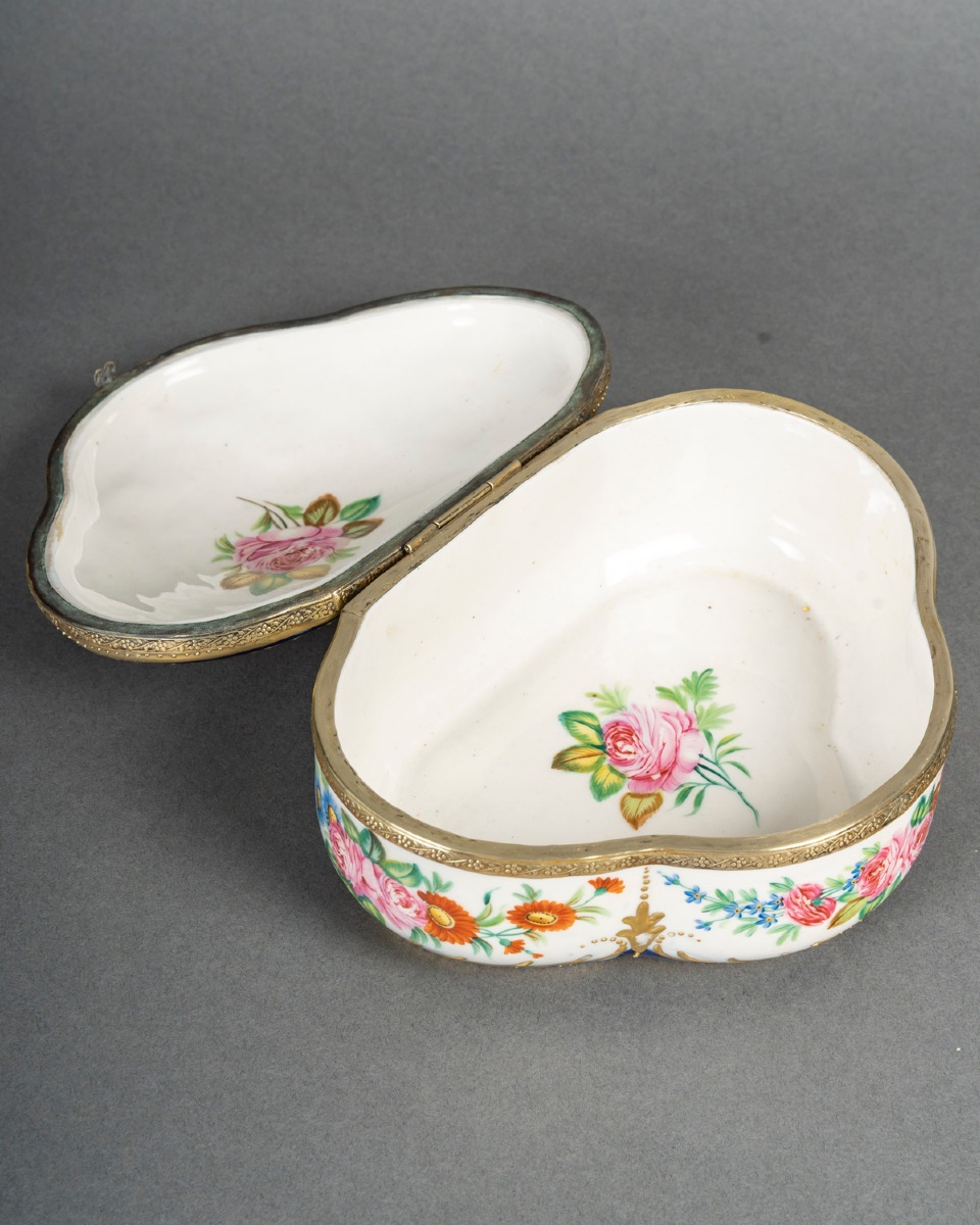 Un petit coffret à bijoux en porcelaine et bronze doré, fin du XIXe siècle — 12