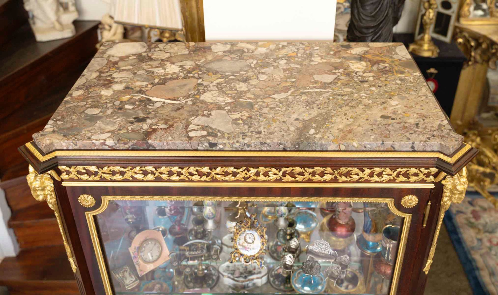 Une vitrine en acajou de style Louis XVI, fin du XIXe siècle — 22