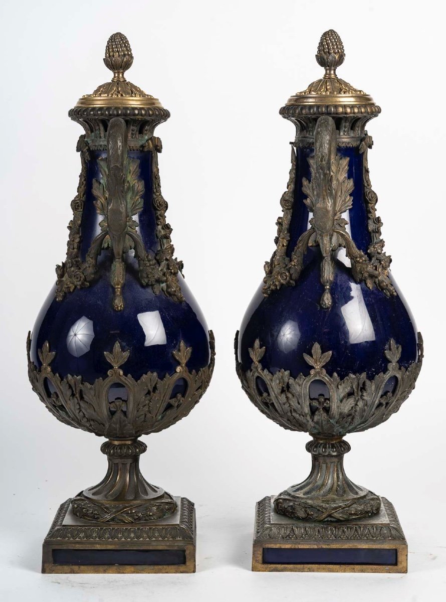 Une paire de vases en porcelaine bleue et bronze doré, époque XIXe siècle — 4