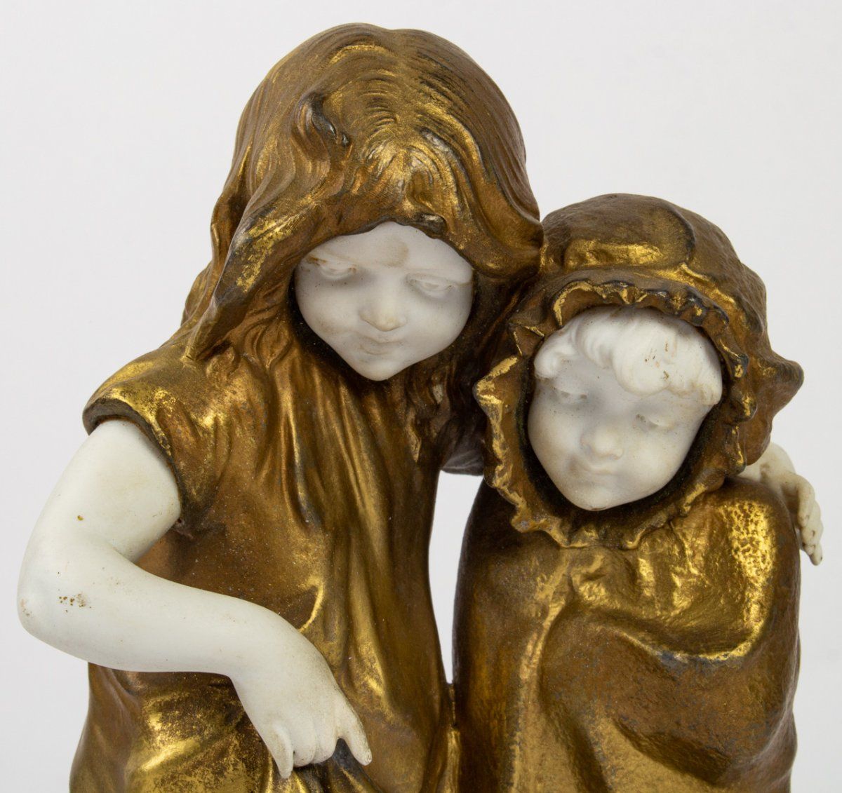 Figurine Mednat, en Régule et biscuit Représentant Deux Fillettes, époque XIXe — 3