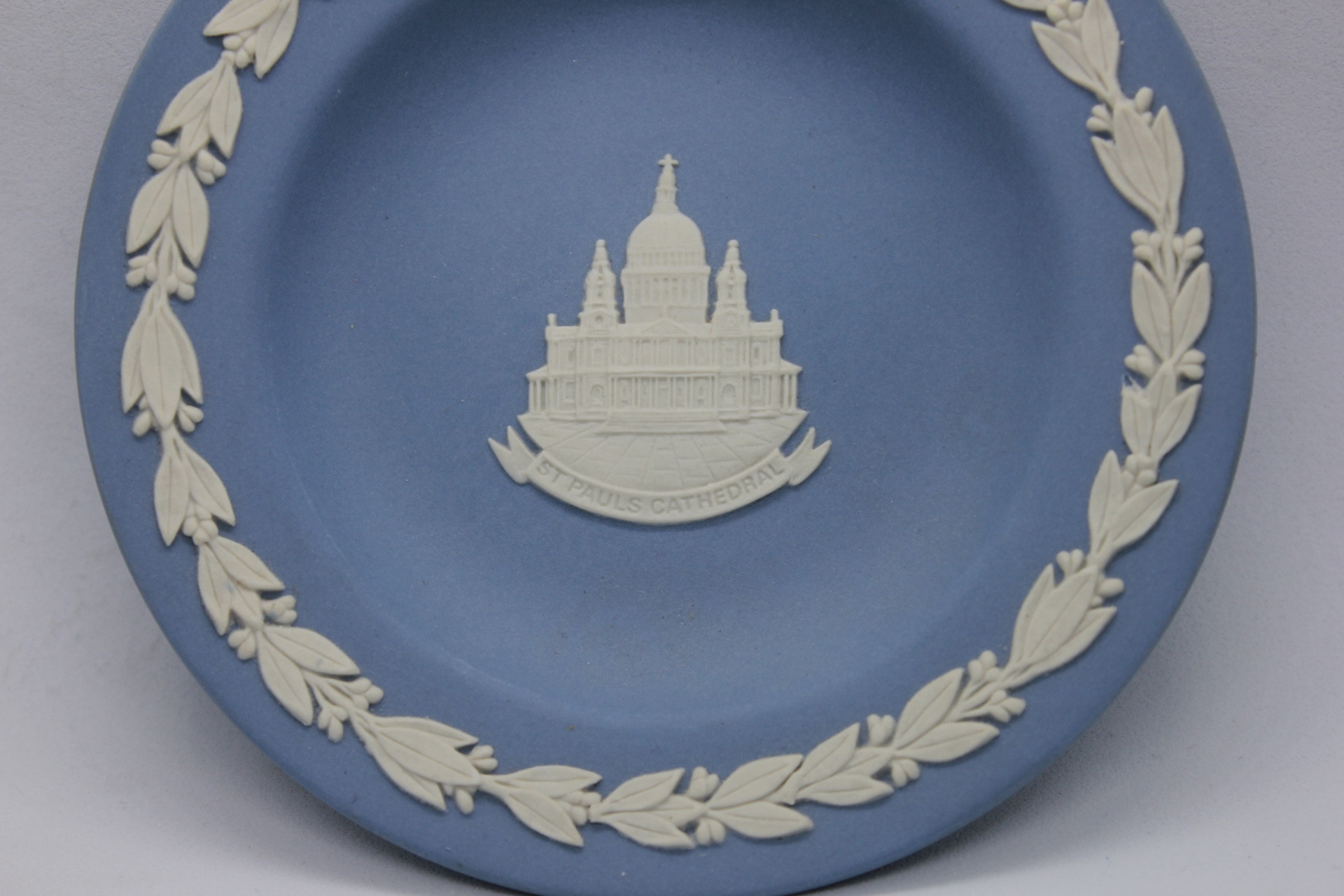Coupe Commémorative Wedgwood Jasperware – ST PAUL CATHEDRAL – Made in England — 9