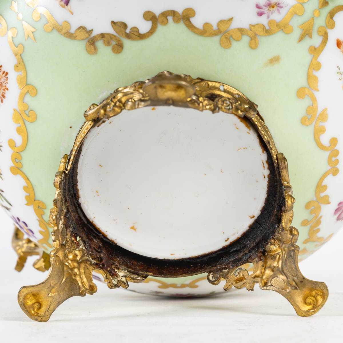 Une bonbonnière en porcelaine et bronze cloisonné, fin du XIXe siècle — 12