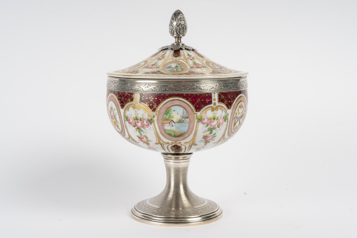 Une bonbonnière en porcelaine et argent massif, fin du XIXe siècle — 10