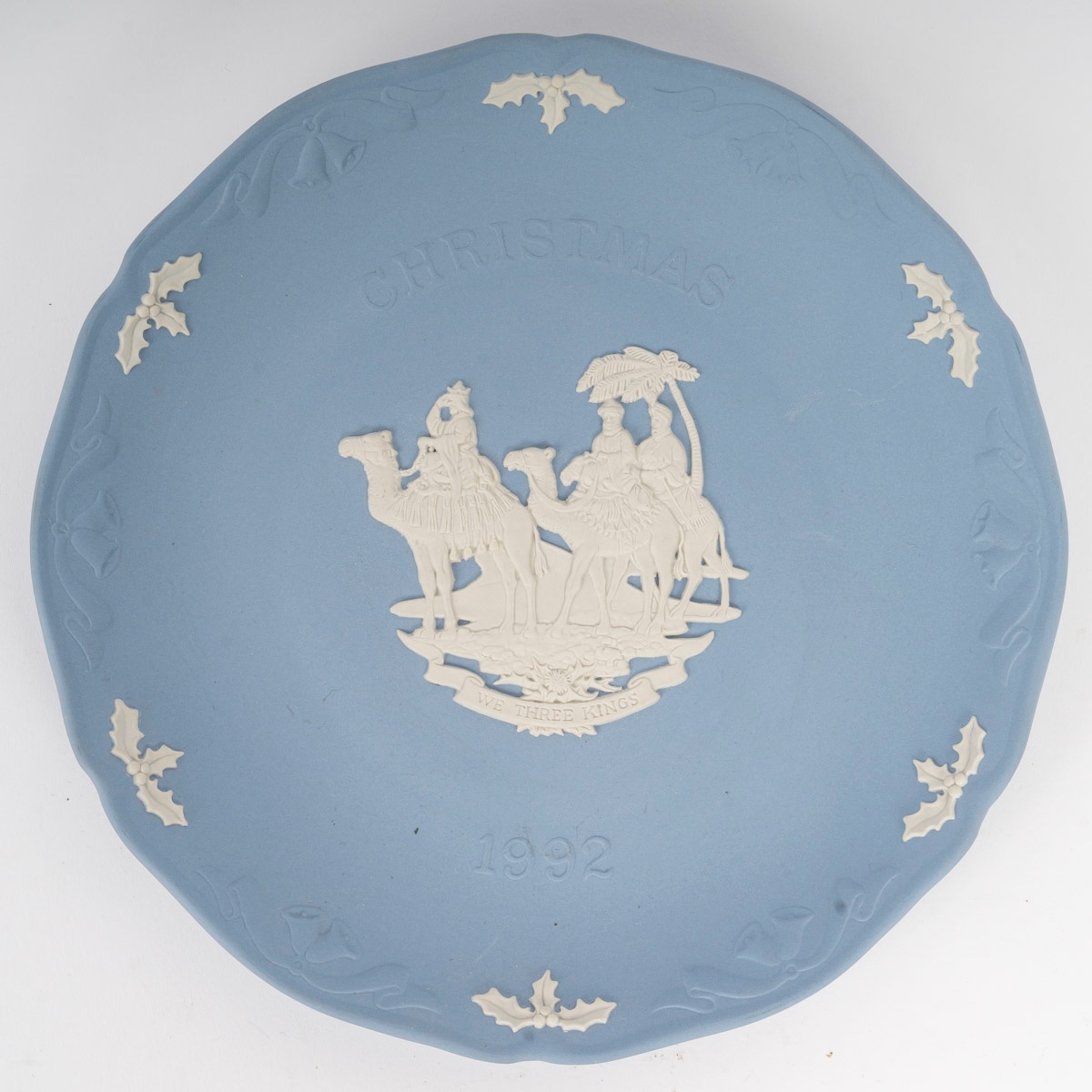 Un plat en WEDGWOOD bleu, époque XXe siècle