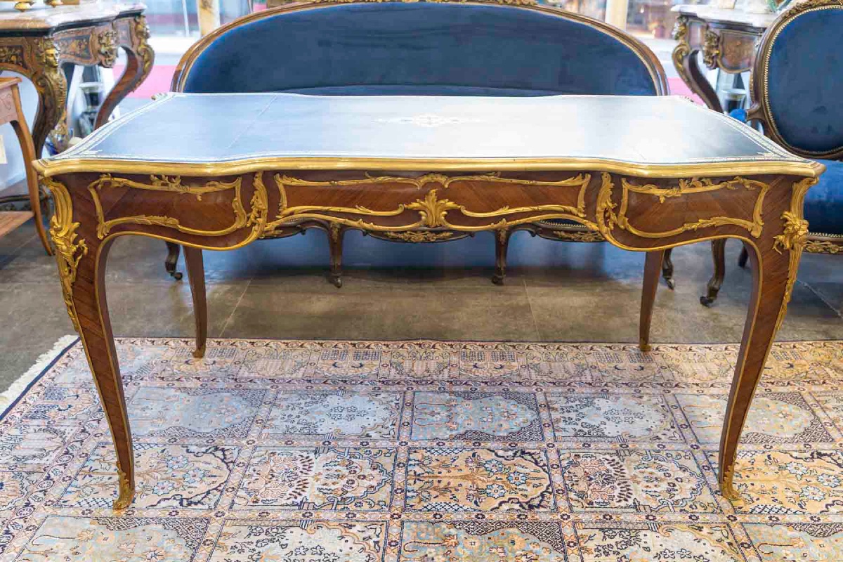 Bureau plat de style Louis XV en bois de violette et bronzes dorés, fin du XIXe siècle — 7