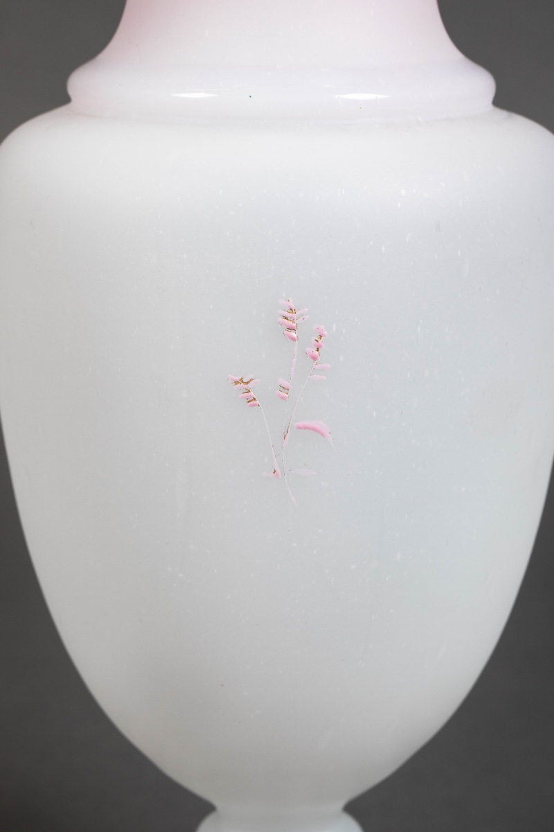 Une paire de vases en opaline, début du XXe siècle — 12