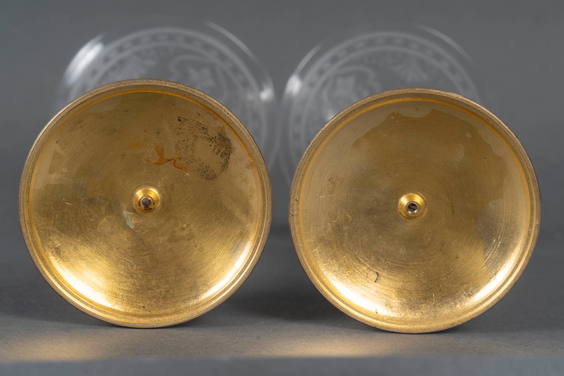 Une paire de flûtes en cristal et base en bronze cloisonné, fin du XIXe siècle — 17