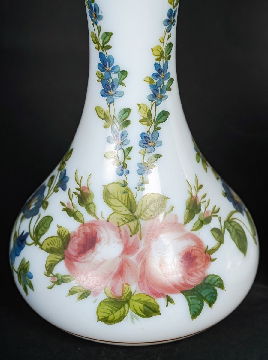 Une paire de vases en opaline blanche fin du XIXe siècle — 6