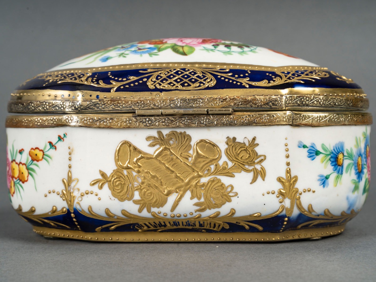 Un petit coffret à bijoux en porcelaine et bronze doré, fin du XIXe siècle — 7
