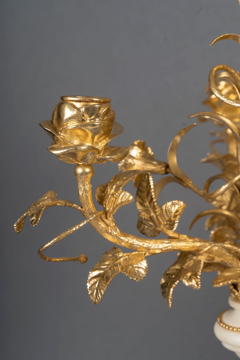 Une garniture de cheminée en bronze doré et marbre blanc, XIXe siècle — 7