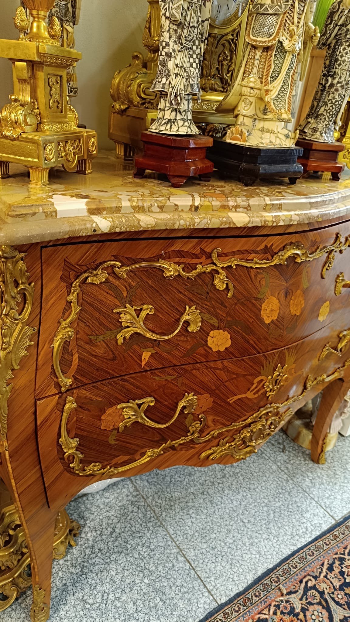 Une commode de style Louis XV, début XXI siècle — 5