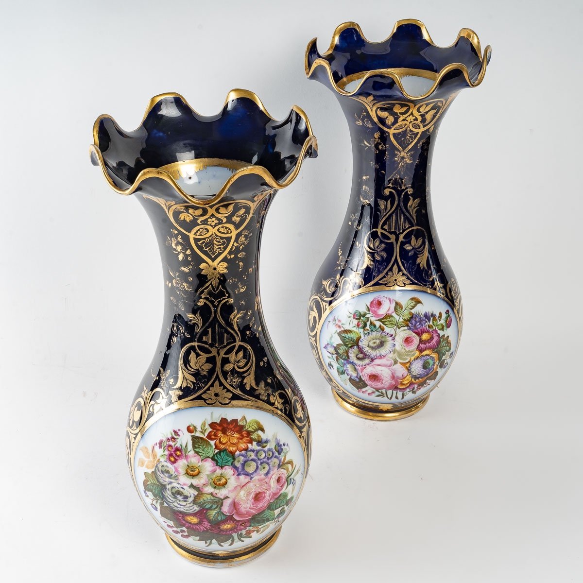 Paire de vases en porcelaine de Bayeux fin du XIXe siècle — 3