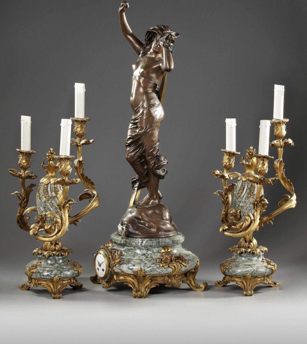 Garniture de Cheminée et Ses Deux candélabres en bronze, époque Napoléon III — 9