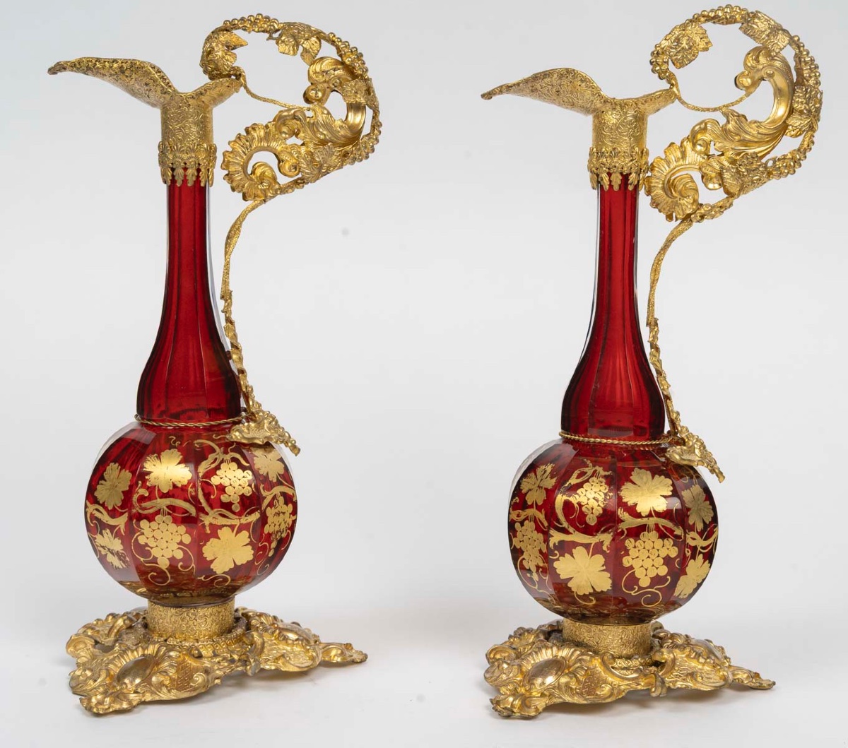 Paire d'aiguières en cristal de Bohême et laiton repoussé – fin du XIXe siècle — 4