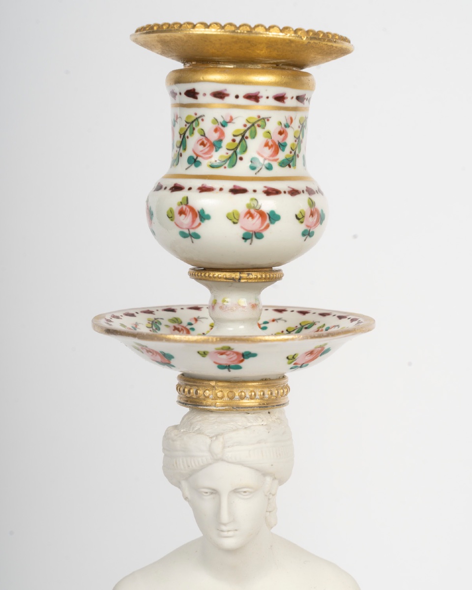 Une paire de bougeoirs en porcelaine de Sèvres et biscuit, XIXe siècle — 6