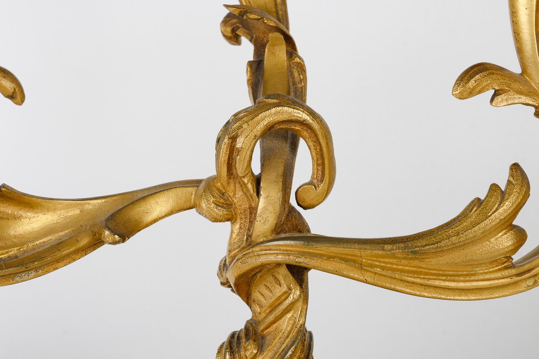 Une garniture de cheminée en bronze doré fin du XIXe siècle — 10