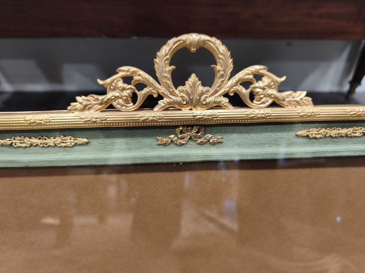 Grand cadre photo en bronze doré de style Louis XVI, fin du XIXe siècle — 7