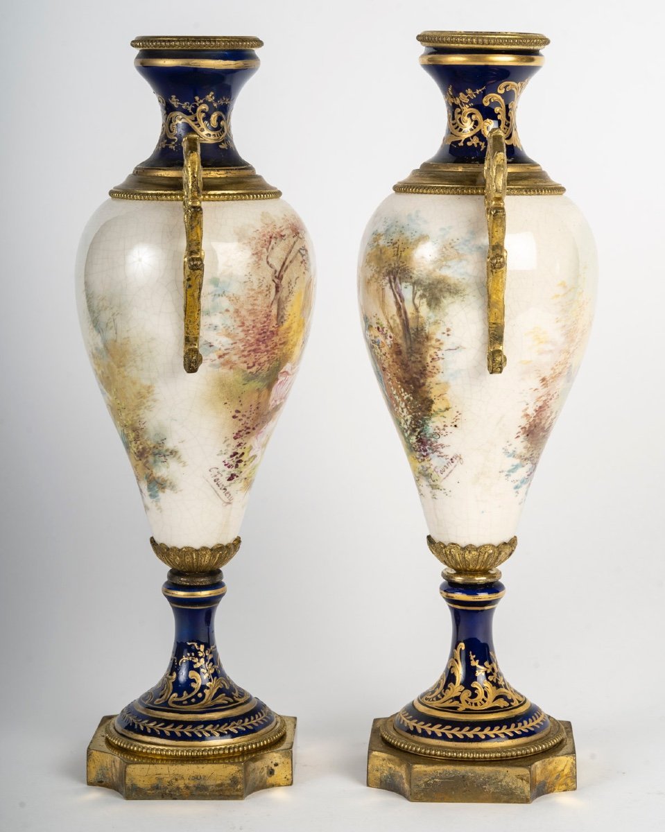 Une paire de vases en porcelaine et Faïence, Sèvres fin du XIXe siècle — 4