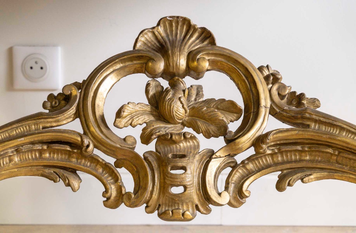 Une console en bois sculpté et doré, XVIIIe siècle — 9