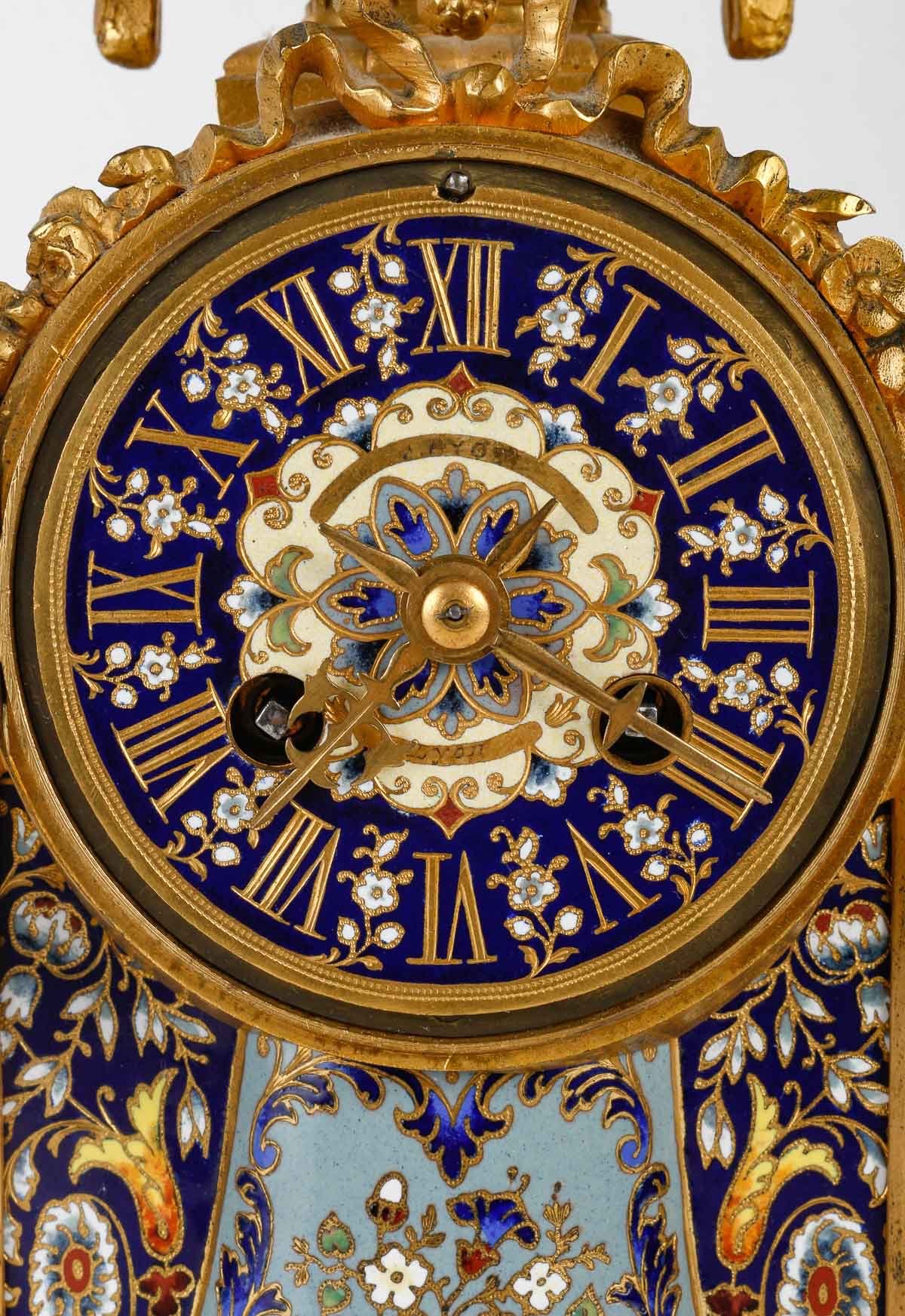 Une garniture en bronze doré et émail cloisonné fin du XIXe siècle — 4