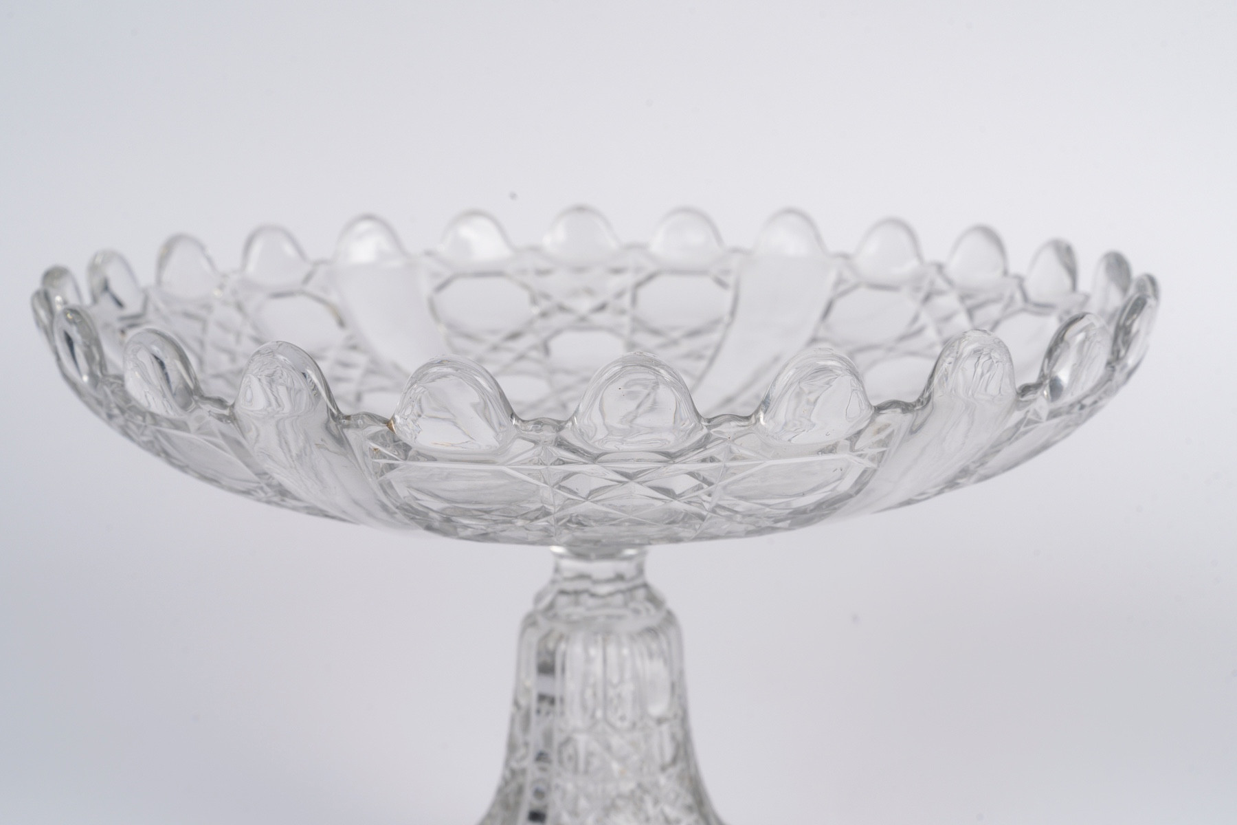 Une paire de coupes en cristal moulé — 14