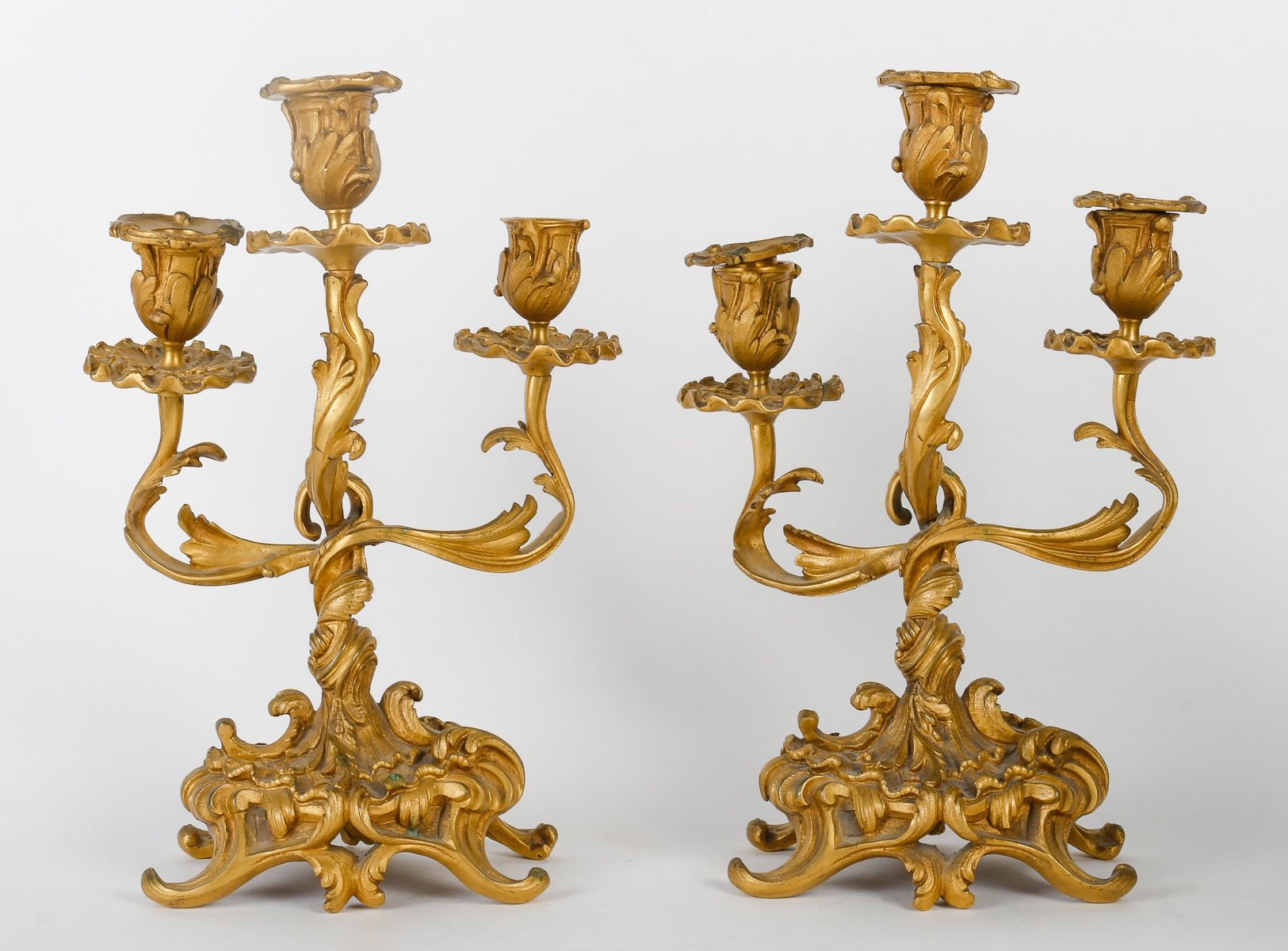 Une garniture de cheminée en bronze doré fin du XIXe siècle — 4